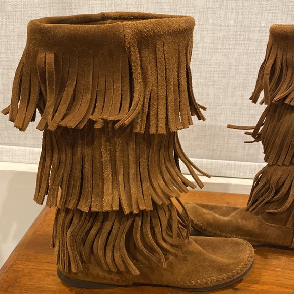 Minnetonka Moccasin Boots 3 Tier layer Fringe Boots Suede Size 6 Brown - Picture 4 of 10